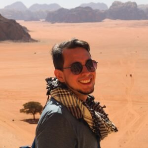 Auto retrato com deserto ao fundo